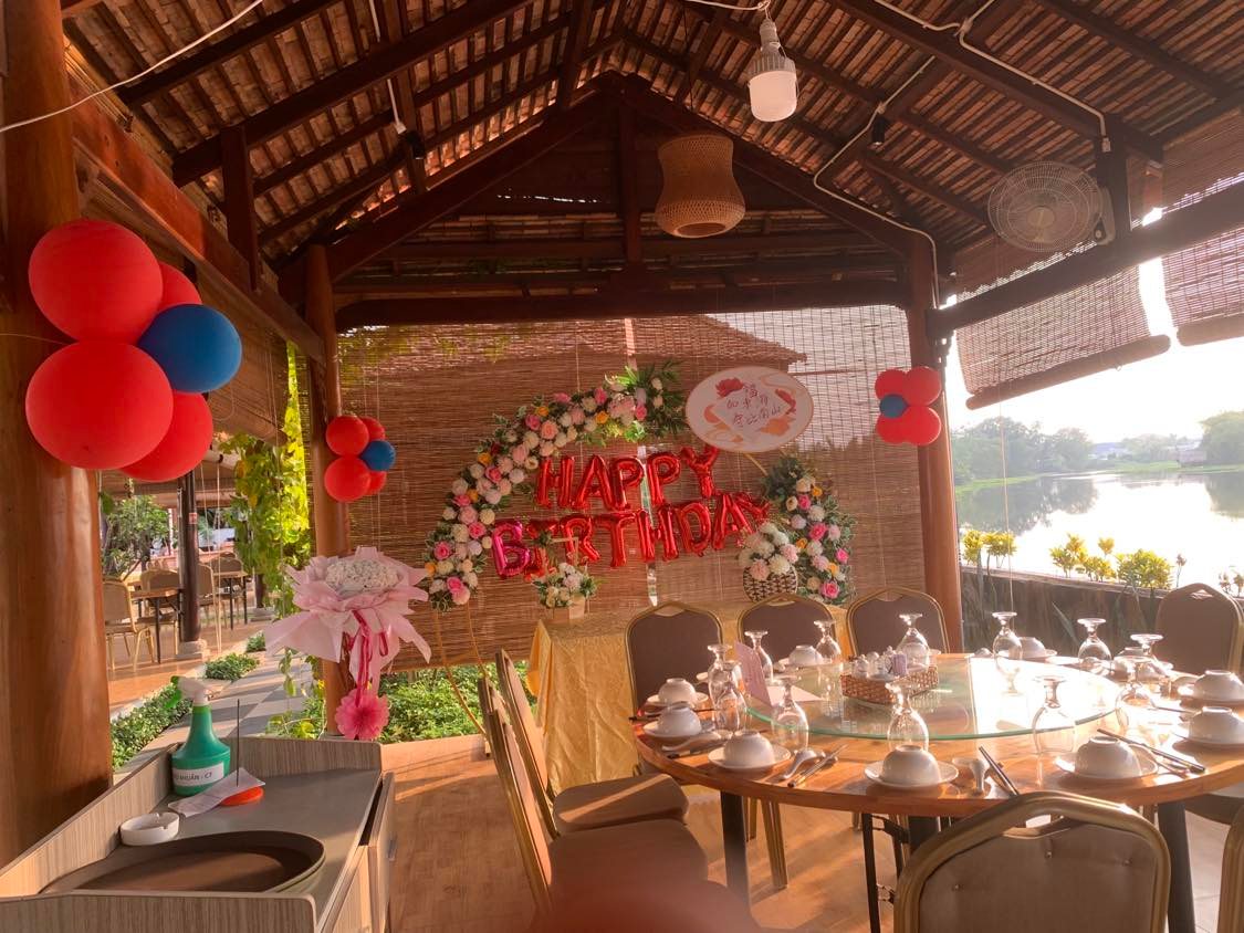 Tiệc sinh nhật trong chòi sân vườn