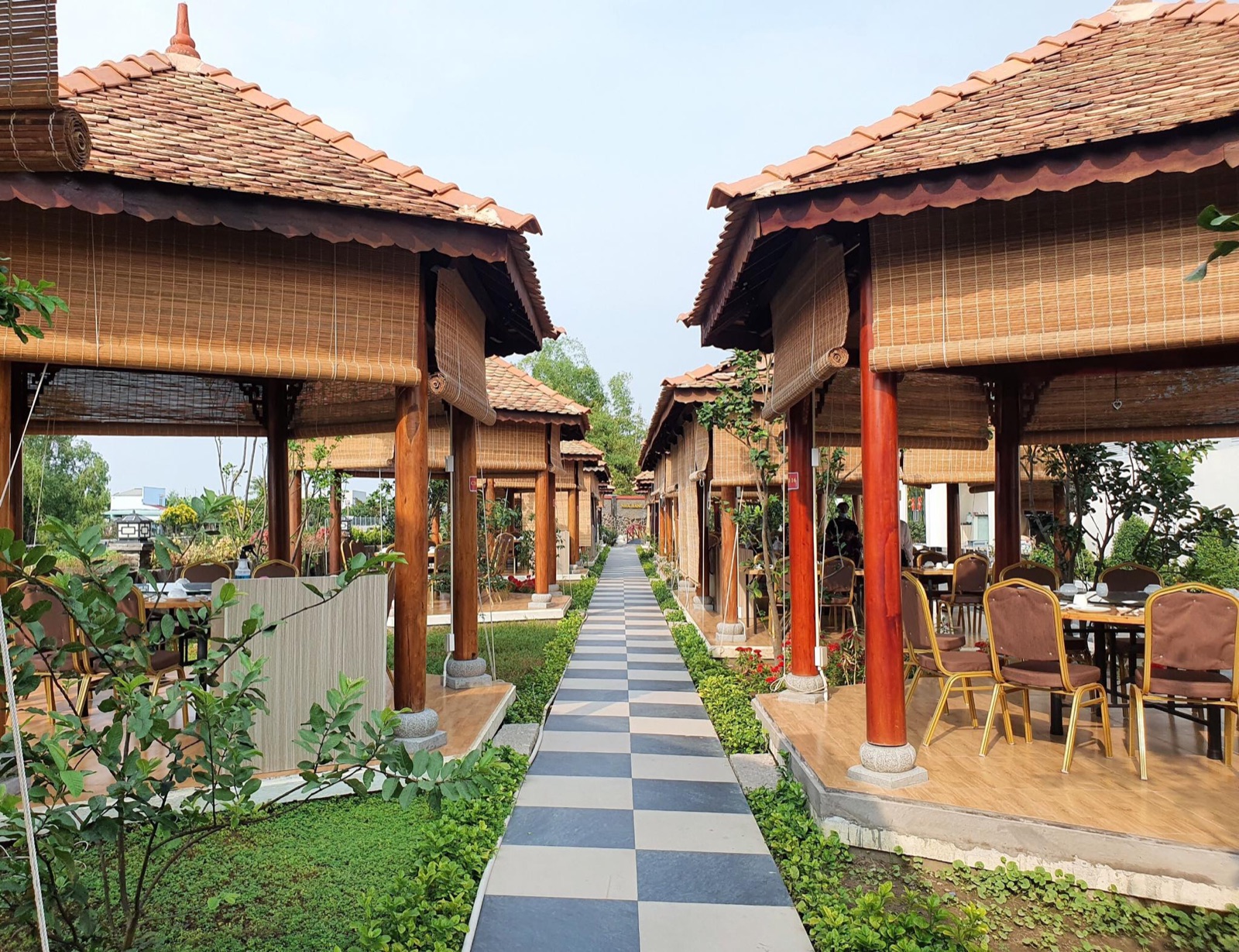 Lối đi giữa các nhà chòi sân vườn của Nhà Hàng Mỹ Yến